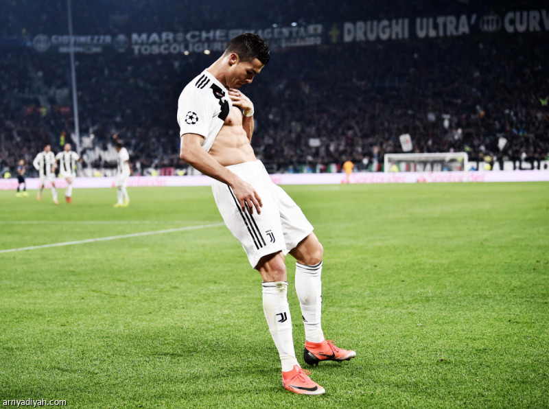 صورة التقطت أمس الأول للبرتغالي رونالدو يستعرض عضلاته بعد تسجيله هدفا في مرمى مانشستر يونايتد في المباراة التي خسرها اليومفي 1ـ2 (رويترز)