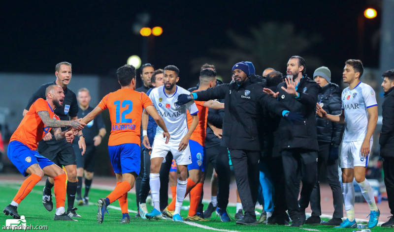 شهدت مباراة الفيحاء والهلال اشتباك بين الروماني رازفان لوشيسكو مدرب الأزرق، وعبدالكريم القحطاني لاعب البرتقالي، قبل أن يحتوي حكم المواجهة الخلاف ويمنح كل منهما بطاقة صفراء، في حين تحدث الثنائي بعد صافرة النهاية بعد عناق جمعهما.