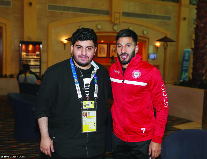 صورة التقطت أمس لحسن معتوق قائد منتخب لبنان مع الزميل الشهريتصوير: محمد المانع