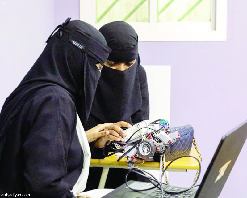 صورة التقطت أمس لفتاتين مشاركتين في دورة أساسيات تصميم وبرمجة الروبوت (المركز الإعلامي - اتحاد اللاسلكية)
