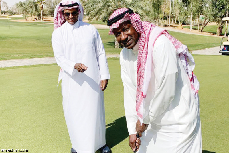 صورة التقطت أمس لماجد عبد الله أسطورة الكرة السعودية يتأهب لضرب الكرة بعصا الجولف على هامش حضوره للمشاركة في الاجتماع التمهيدي الخاص بالاتحاد السعودي للجولف(المركز الإعلامي ـ اتحاد الجولف)