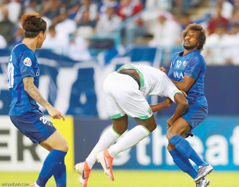 صورة التقطت أمس لياسر الشهراني مدافع فريق الهلال في احتكاك مع دجانيني لاعب الأهلي أثناء المباراة التي جمعت الفريقين على ملعب جامعة الملك سعود في إياب دور الـ 16 من دوري أبطال آسيا وانتهت بفوز الأهلي 1ـ0.. لكنَّ هذه النتيجة لم تكن كافية ليتأهل إلى دور الثمانية الذي بلغه غريمه الهلال الفائز ذهابًا 4ـ2 تصوير: سعد العنزي