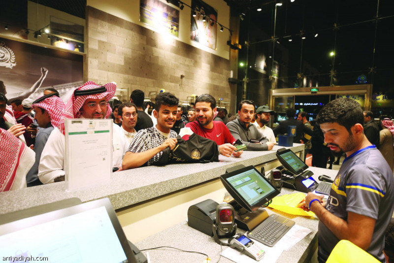 صورة التقطت أمس من تدشين طقم النصر الثالث، ويظهر أحد المشجعين أمام صندوق المحاسبة لشراء القميص الجديد تصوير: عبد العزيز النومان
