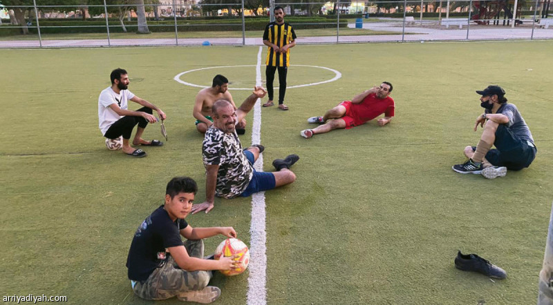 صورة التقطت أمس لعدد من روّاد متنزه سيهات العام من أعمار مختلفة يستريحون على أرضية الملعب بعد مباراة كرة قدم تصوير: حسام النصر