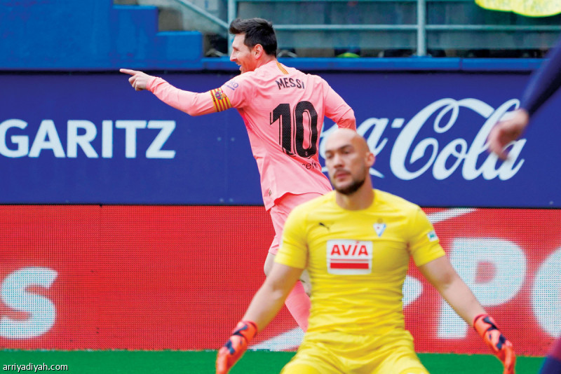 صورة التقطت أمس الأول لميسي لاعب برشلونة يحتفل بعد تسجيله هدفاً في شباك إيبار (رويترز)