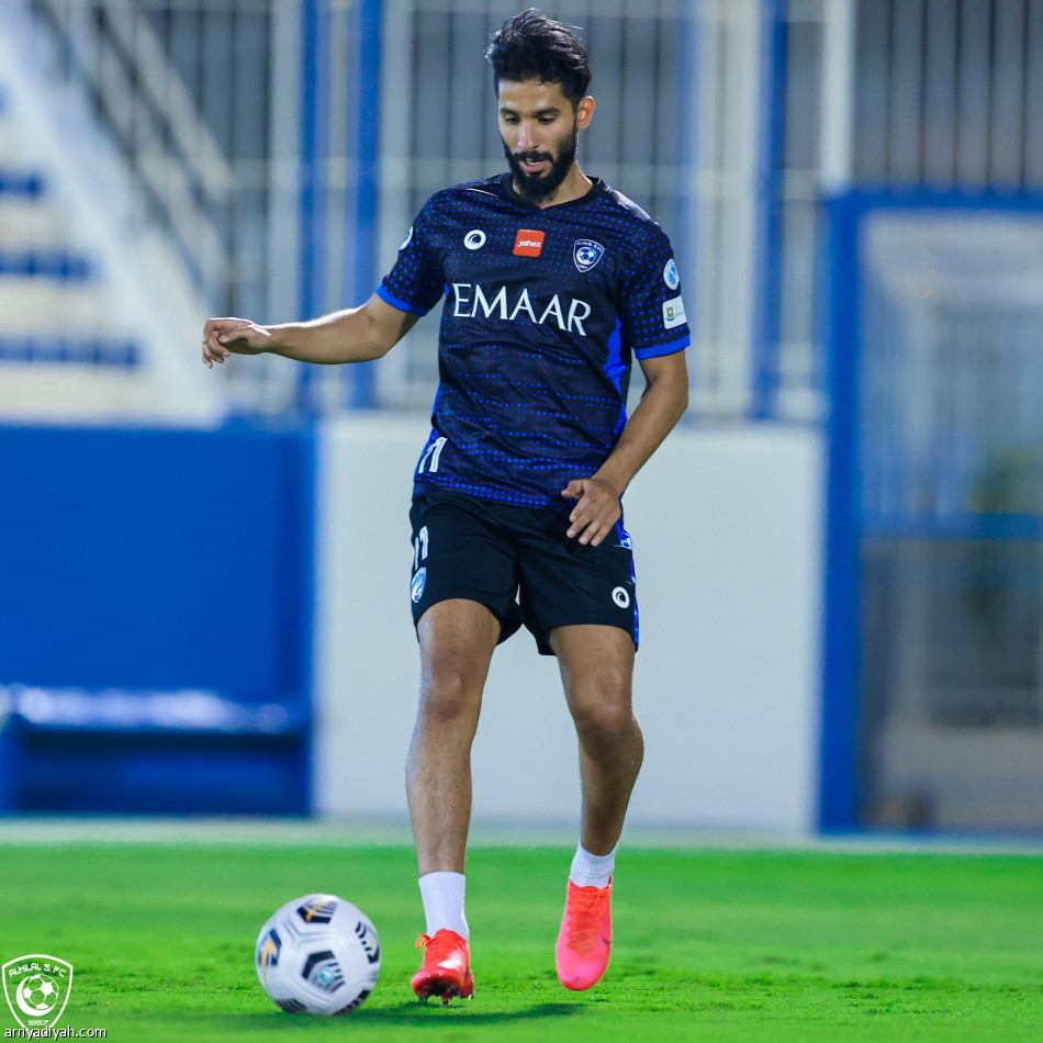 الهلال يستأنف تدريباته.. وأشرف يعود