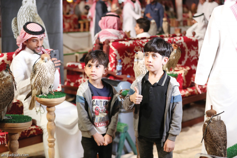 «الصقور الأول»
يحتضن 250 عارضا
