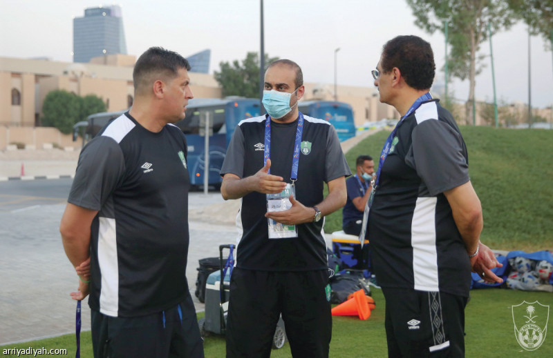 صورة التقطت أمس للصربي فلادان مدرب فريق النادي الأهلي في نقاش مع طارق كيال المشرف على فريق كرة القدم ومحمد الحارثي المدير التنفيذي في النادي بملعب التدريب في الدوحة قبل انطلاق المران (المركز الإعلامي ـ الأهلي)
