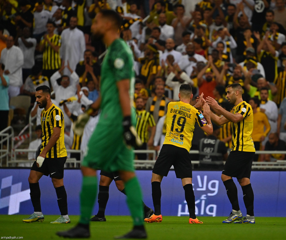 الاتحاد يضرب بـ « الـ 4»