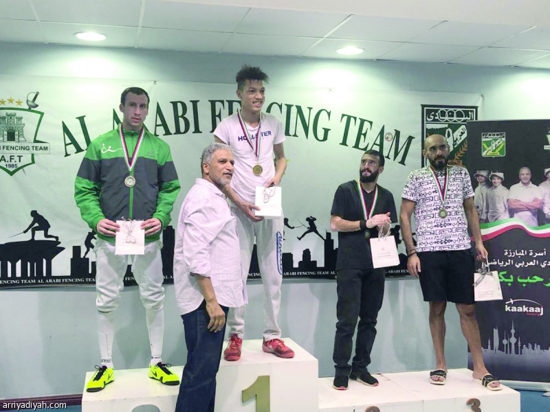 صورة التقطت أمس من تتويج عابد بالميدالية الفضية في بطولة نادي العربي الكويتي (المركز الإعلامي ـ المبارزة)