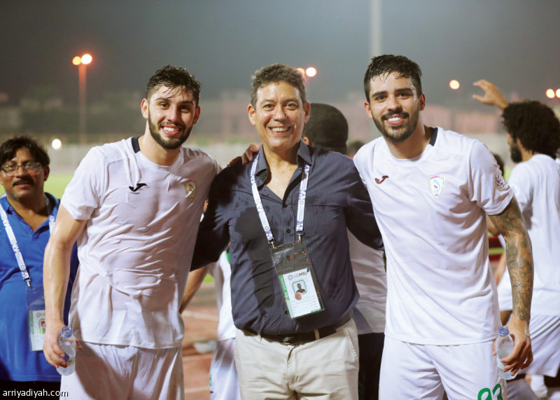 صورة التقطت أمس للبرازيلي ريكاردو مدرب نجران متوسطاً اثنين من لاعبي الفريق تصوير: عيسى الدبيسي