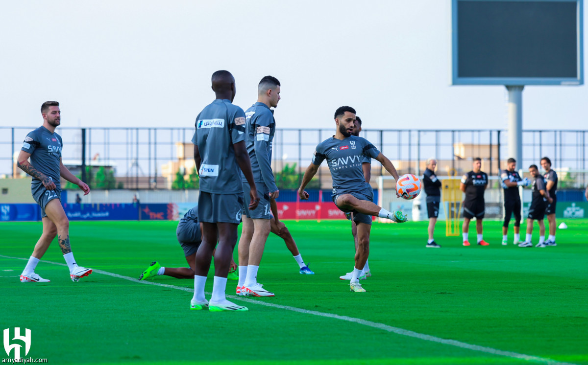 الهلال.. تدريب ومغادرة