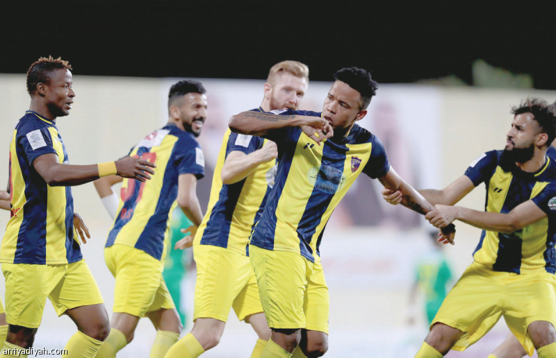 صورة التقطت أمس للاعبي فريق الحزم الأول لكرة القدم يحتفلون بهدف الفوز على الخليج في ذهاب ملحق الصعود والهبوط على ملعب الرس تصوير: علي الظاهري