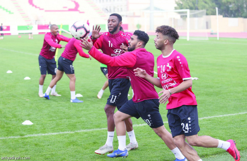 صورة التقطت أمس للثلاثي عبد الرحمن العبود وحسن الحبيب وعلي هزازي لاعبي الاتفاق خلال التدريبات استعدادًا للقاء الشباب في الجولة الـ 24 من دوري كأس محمد بن سلمان للمحترفين (المركز الإعلامي ـ الاتفاق)