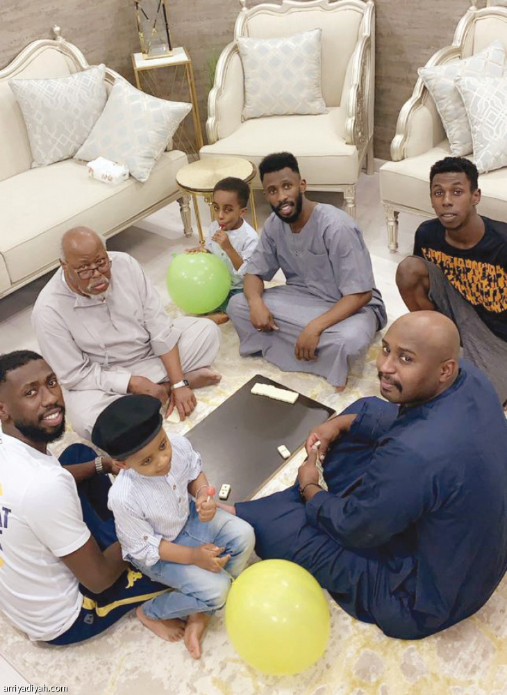 صورة التقطت أمس لطلال عبسي لاعب التعاون يلعب مع والده وإخوته “الضومنة” خلال فترة تعليق الأنشطة الرياضية احترازيًّا من فيروس كورونا.. وفي الإطار يؤدي تدريبات لياقية في منزله في جدة (صورة خاصة بالرياضية)