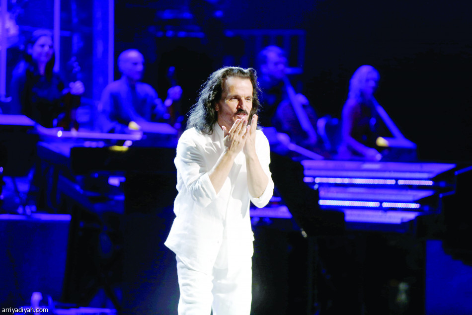 ياني يوقف الحفلة ويتحدث بالعربية