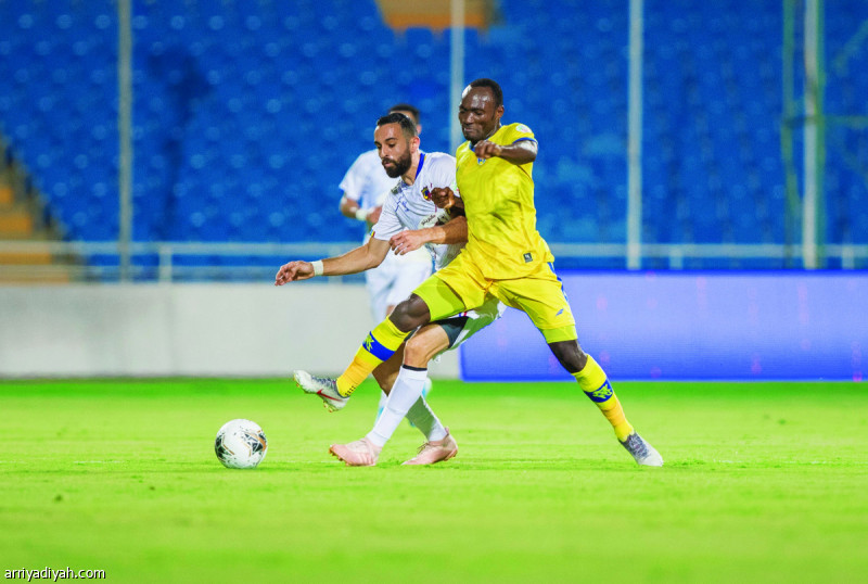 في الصورة التي التقطت أمس البوروندي أميسي لاعب التعاون والمغربي فتوحي لاعب الحزم يتنافسان على الكرة خلال المباراة تصوير: فهد الضويفري