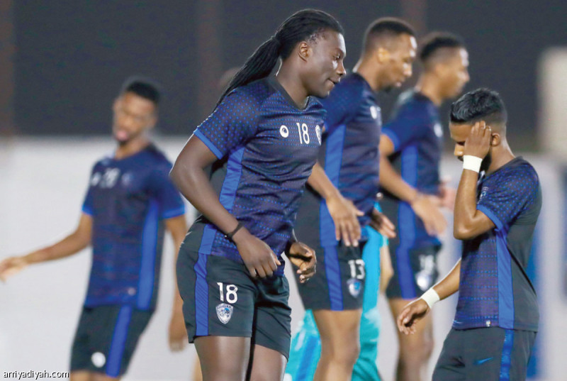 صورة التقطت أمس لفريق الهلال أثناء الحصة التدريبية ويظهر بافيتمبي جوميز ونواف العابد (المركز الإعلامي ـ الهلال)