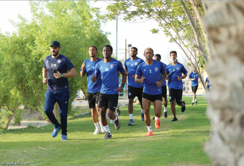 صورة التقطت أمس للتونسي إسماعيل محجوبي المعد البدني في فريق العدالة الأول لكرة القدم يتقدم اللاعبين بالجري في متنزه جواثا (المركز الإعلامي ـ العدالة)