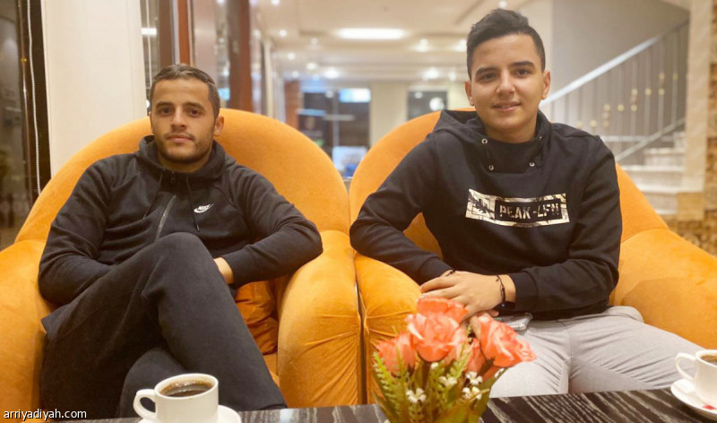 صورة التقطت أمس لعيادي لاعب وسط ضمك وأخيه غسان المرافق له من مقر سكنه الخاص (صورة خاصة بالرياضية)