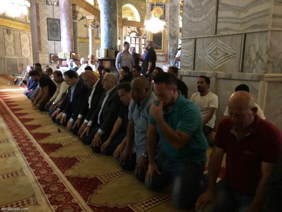 بعثة الأخضر تؤدي الصلاة في المسجد الأقصى