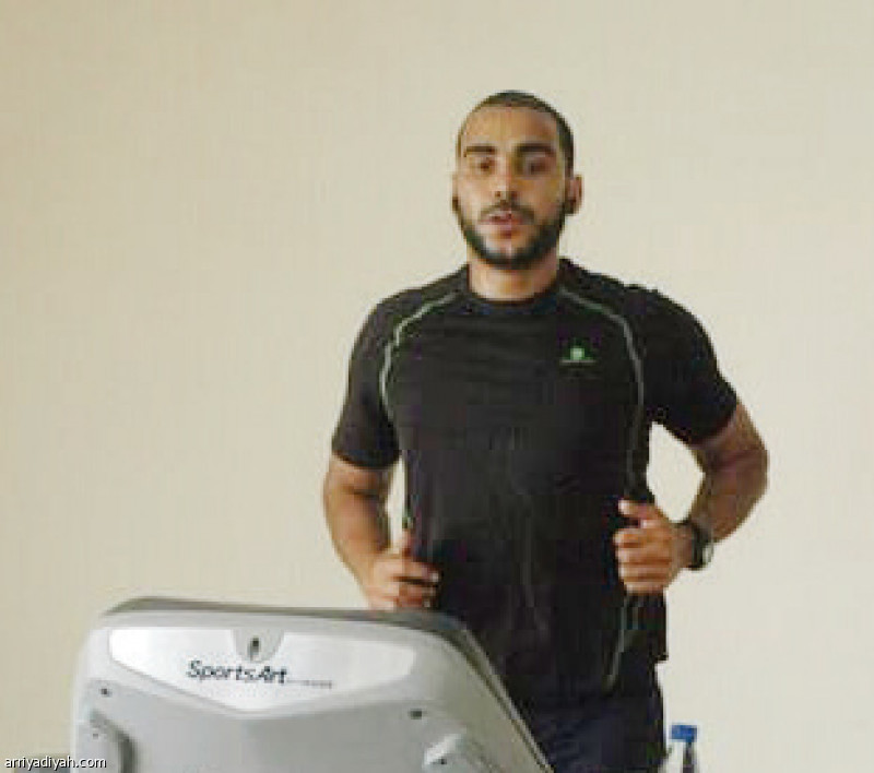 صورة التقطت أمس للبلجيكي فهد الورقة مساعد مدرب فريق الفيصلي يركض على السير الكهربائي داخل مقر سكنه في المجمعة(صورة خاصة بالرياضية)