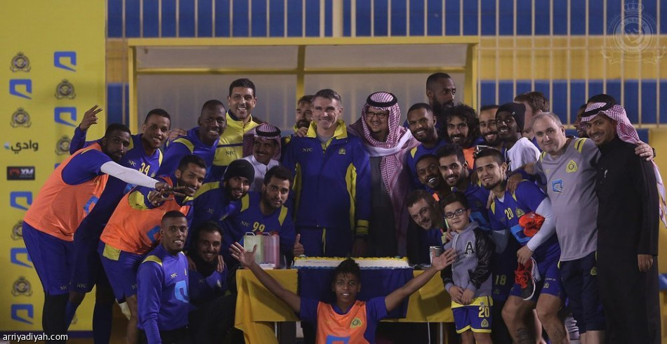 لاعبو النصر يحتفلون بالجهاز الفني