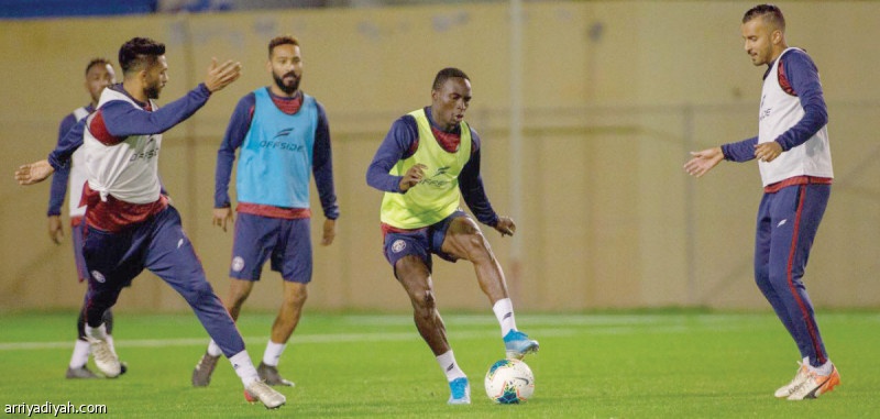 صورة التقطت أمس للمالي آداما تراوري لاعب العدالة يحاول المرور من عبدالله الهميان وسط متابعة من بدر السليطين (المركز الإعلامي ـ العدالة)
