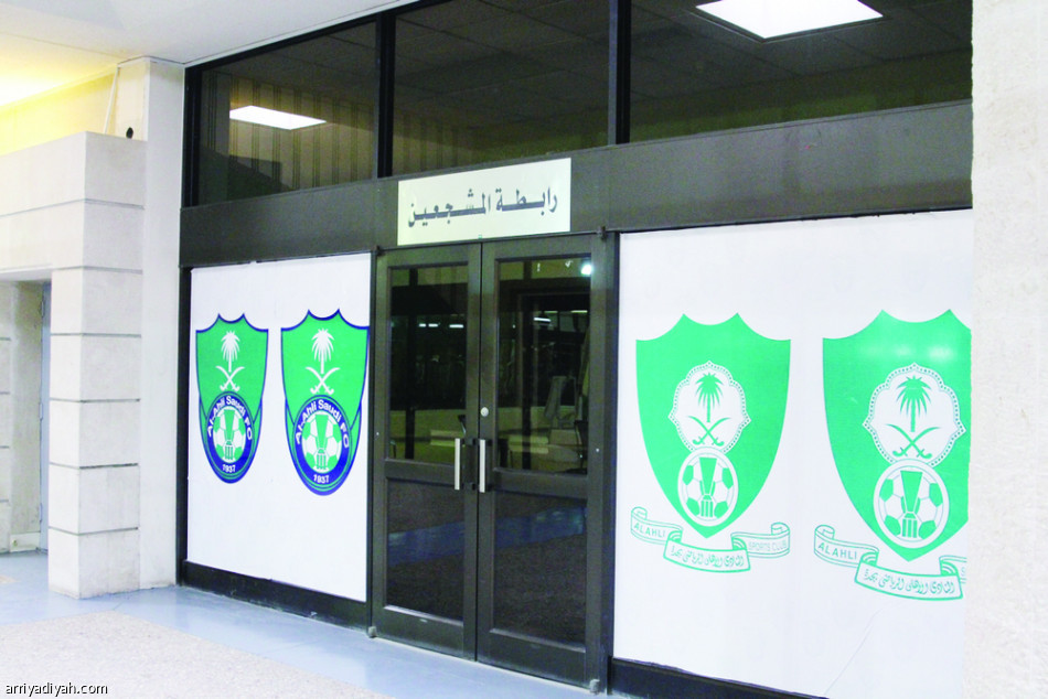 شارع الأهلي بألوان “الهلال”