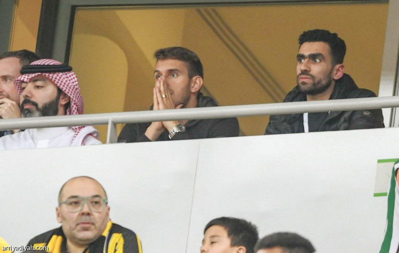 صورة التقطت أمس لبرونو يتابع المباراة من المنصة وإلى جواره أحمد كعكي نائب رئيس الاتحاد