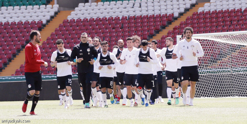 صورة التقطت أمس للاعبي المنتخب المصري يركضون في بداية الحصة التدريبية استعداداً للقاء أوروجواي غداً الجمعة(الفرنسية)