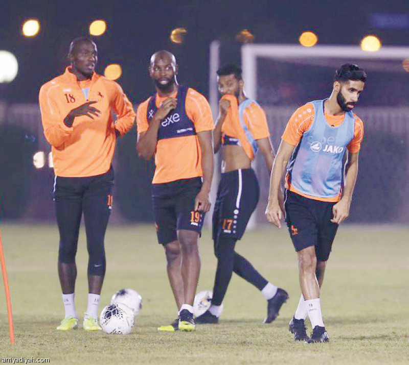 صورة التقطت أمس للاعبي فريق الاتفاق أثناء إجراء التدريبات التكتيكية التي فرضها السعودي خالد العطوي مدرب الفريق (المركز الإعلامي ـ الاتفاق)