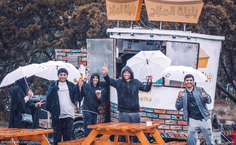 صورة التقطت لعدد من المصطافين والزوار يبتسمون لعدسات المصورين (واس)