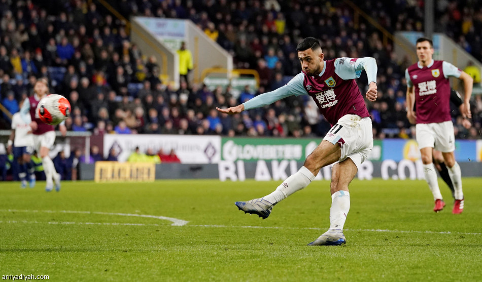 توتنهام يبتعد عن مراكز «الأبطال» بتعادل بيرنلي