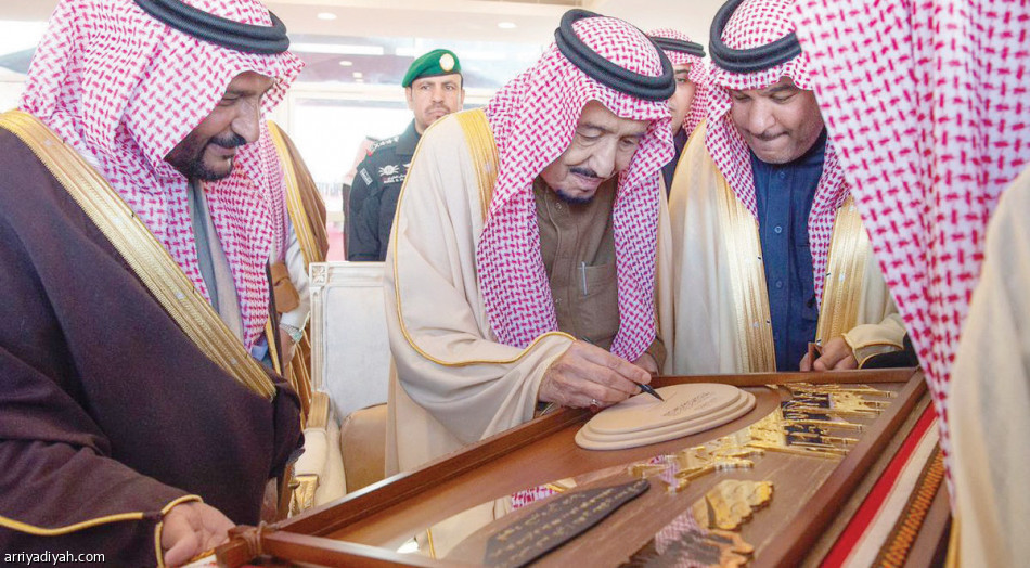 الملك 
يكرم أبطال مهرجان المؤسس