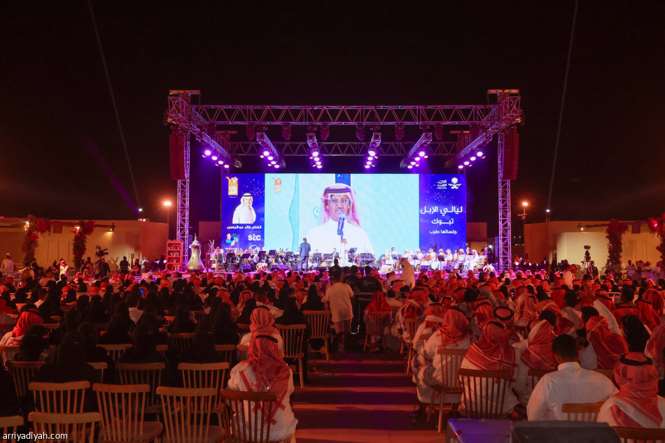 خالد عبدالرحمن يطرب حضور مسرح «جادة الإبل»