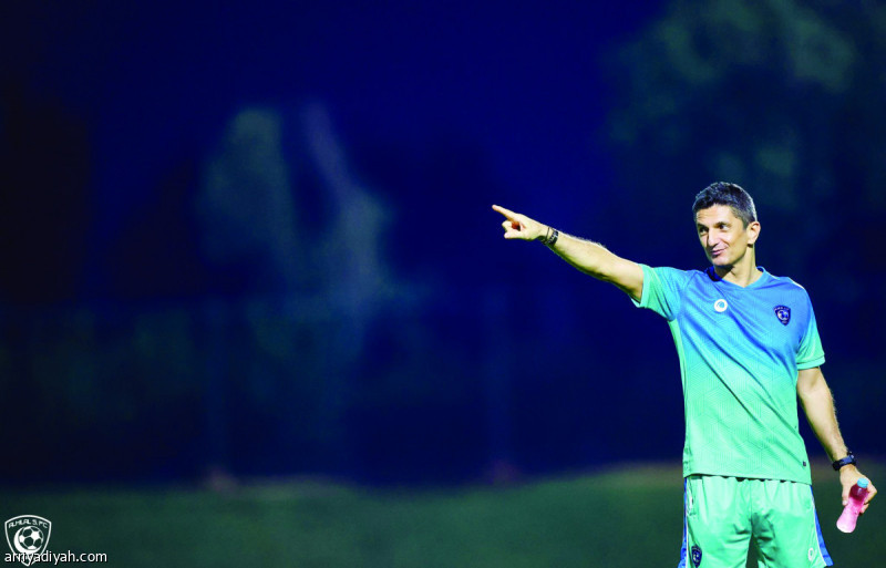 صورة التقطت أمس للروماني رازفان لوشيسكو مدرب فريق الهلال الأول خلال قيادته التدريب الأخير الذي يسبق مواجهة باختاكور في الجولة الرابعة (المركز الإعلامي ـ الهلال)
