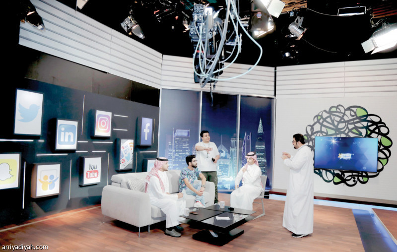 صورة التقطت لطاقم البرنامج قبل بداية الحلقة داخل الأستوديو يتناقشون حول المحاور