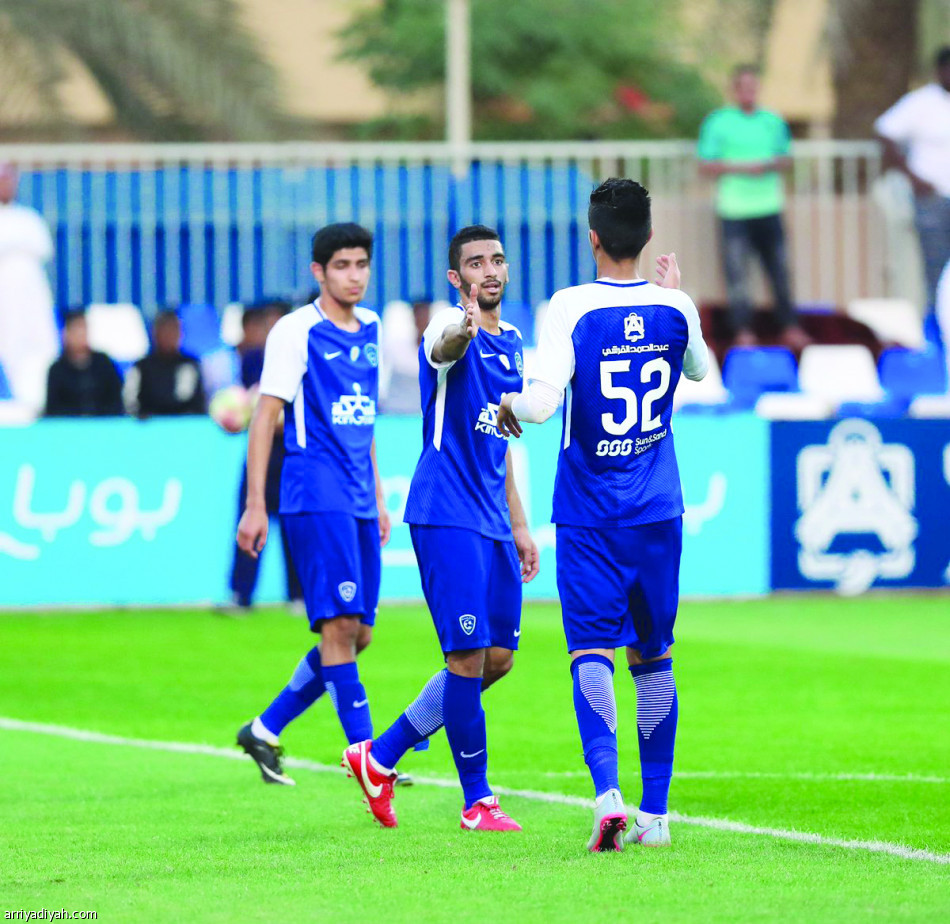 أولمبي الأزرق يتمسك بالأول رغم التعادل