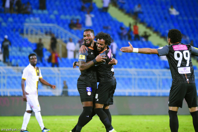 صورة التقطت أمس للبرازيلي أنطونيو يحتفل مع الصليهم والراهب بعد تسجيل الهدف الوحيد لفريقهتصوير: عبدالرحمن السالم