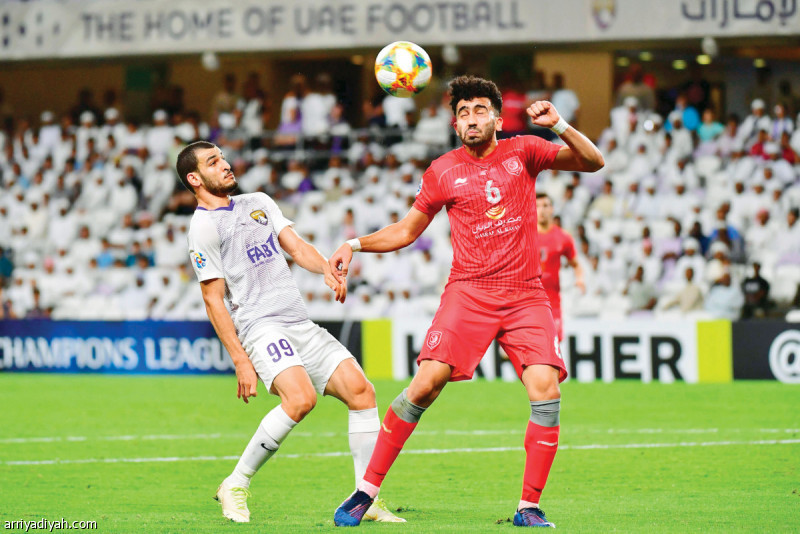 أنهى فريق الدحيل القطري آمال نظيره العين الإماراتي في البطولة الآسيوية عندما فاز عليه أمس بهدفين دون مقابل في ملعب هزاع بن زايد في مدينة العين ليتجمد رصيده عند نقطتين في ذيل المجموعة، وفي الصورة التي التقطت أمس صراع على الكرة بين لاعبين من العين والدحيل (الفرنسية)