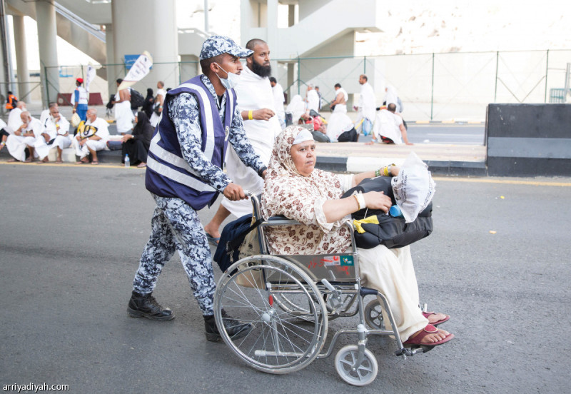 صورة التقطت لأحد رجال الأمن يدفع الكرسي المتحرك لحاجة متعبة