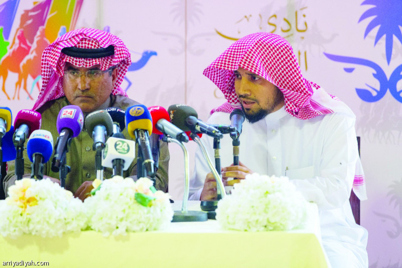 صورة التقطت أمس للدوسري خلال المؤتمر الصحافي وبجانبه المطوع (المركز الإعلامي ـ المهرجان)