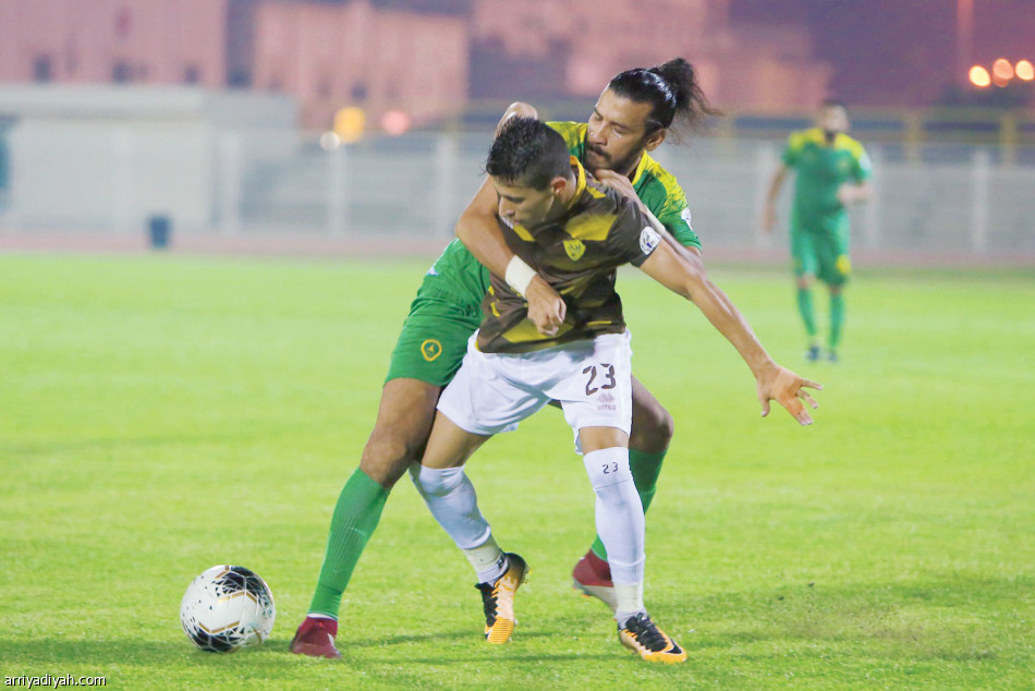 12 ألف 
مشجع يلهبون حائل