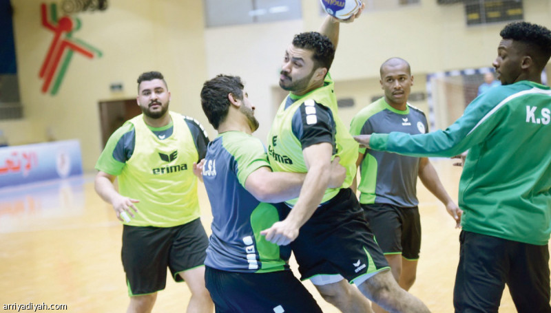 صورة التقطت أمس من تدريبات المنتخب السعودي لكرة اليد في صالة الشهيد (المركز الإعلامي ـ اتحاد اليد)