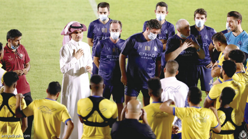 صورة التقطت أمس لعبد الرحمن الحلافي المشرف العام على فريق النصر الأول لكرة القدم يتحدث إلى اللاعبين عن مباراة ديربي الرياض في لقاء خلال الحصة التدريبية على ملعب النادي في حضور البرتغالي روي فيتوريا المدرب وباقي أعضاء الجهاز الفني ومترجِم للاعبين الأجانب (المركز الإعلامي ـ النصر)