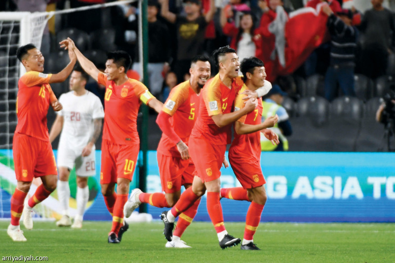 صورة التقطت أمس للاعبي المنتخب الصيني يحتفلون بعد تسجيل اللاعب