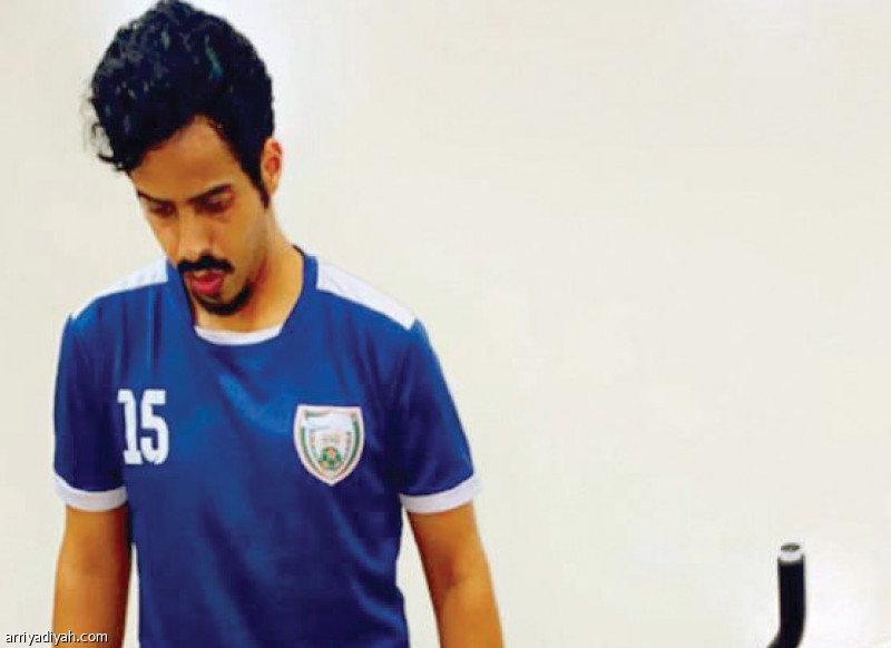 صورة التقطت أمس لإبراهيم يحيى لاعب فريق ألمع الأول لكرة القدم أثناء تدريباته اليومية (صورة خاصة بالرياضية)