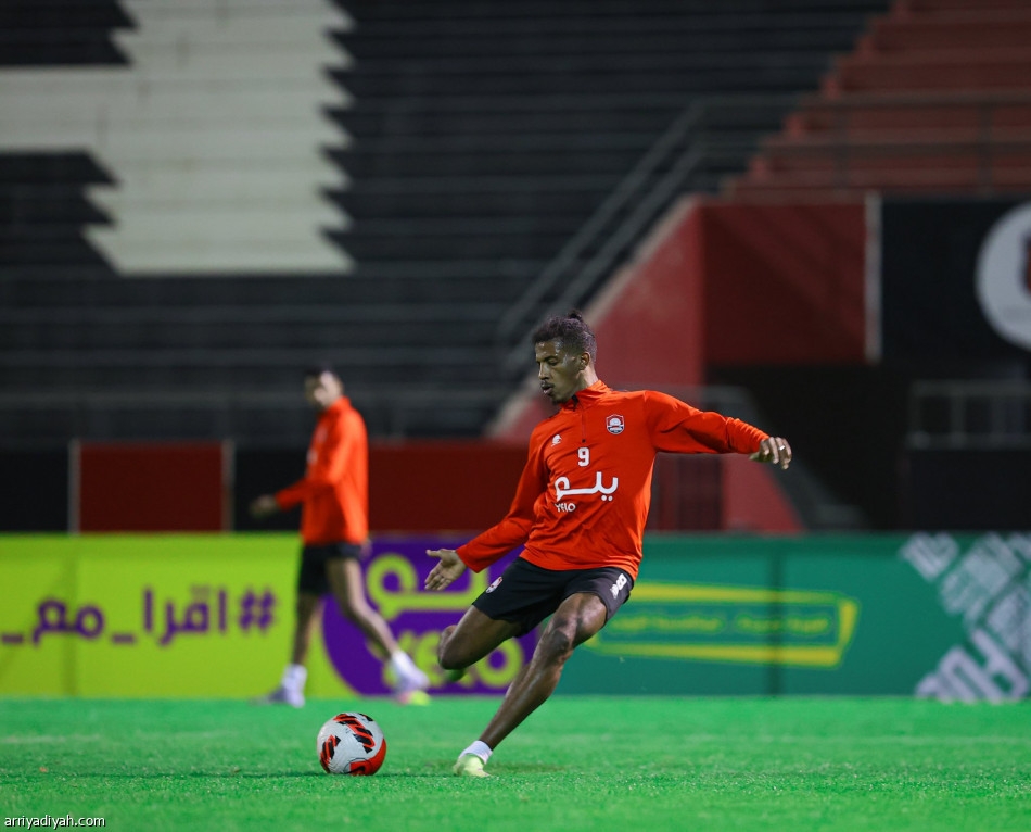 الرائد يفقد هيريرن أمام الهلال.. والرحيلي أساسيا