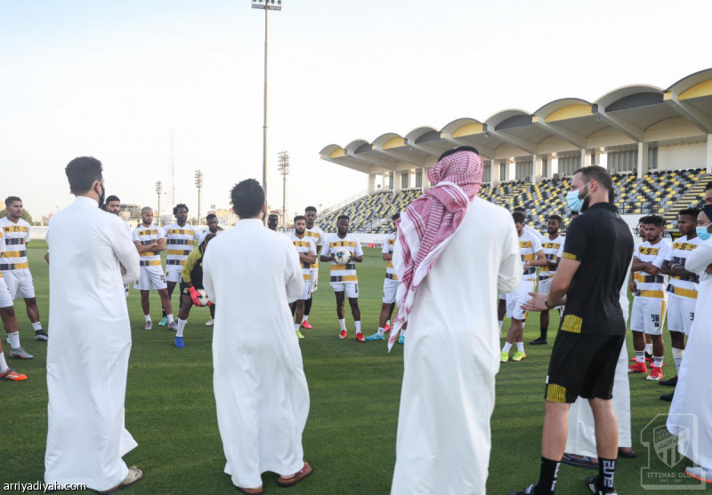 رئيس رابطة الاتحاد يلتقي اللاعبين